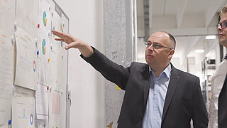 INVENOX Managing Director Patrick Trolliet in a meeting with an employee.