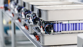 INVENOX Batteriesysteme in der Produktion stehen auf einem Montagetisch.