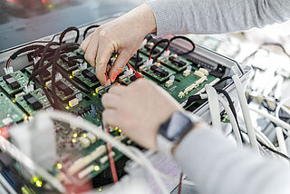 Mann bei der Montage eines INVENOX Batteriemanagementsystems.