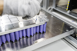 Batteriezellen eines Invenox Batteriesystems werden mit der Modulleiterplatte verschraubt.